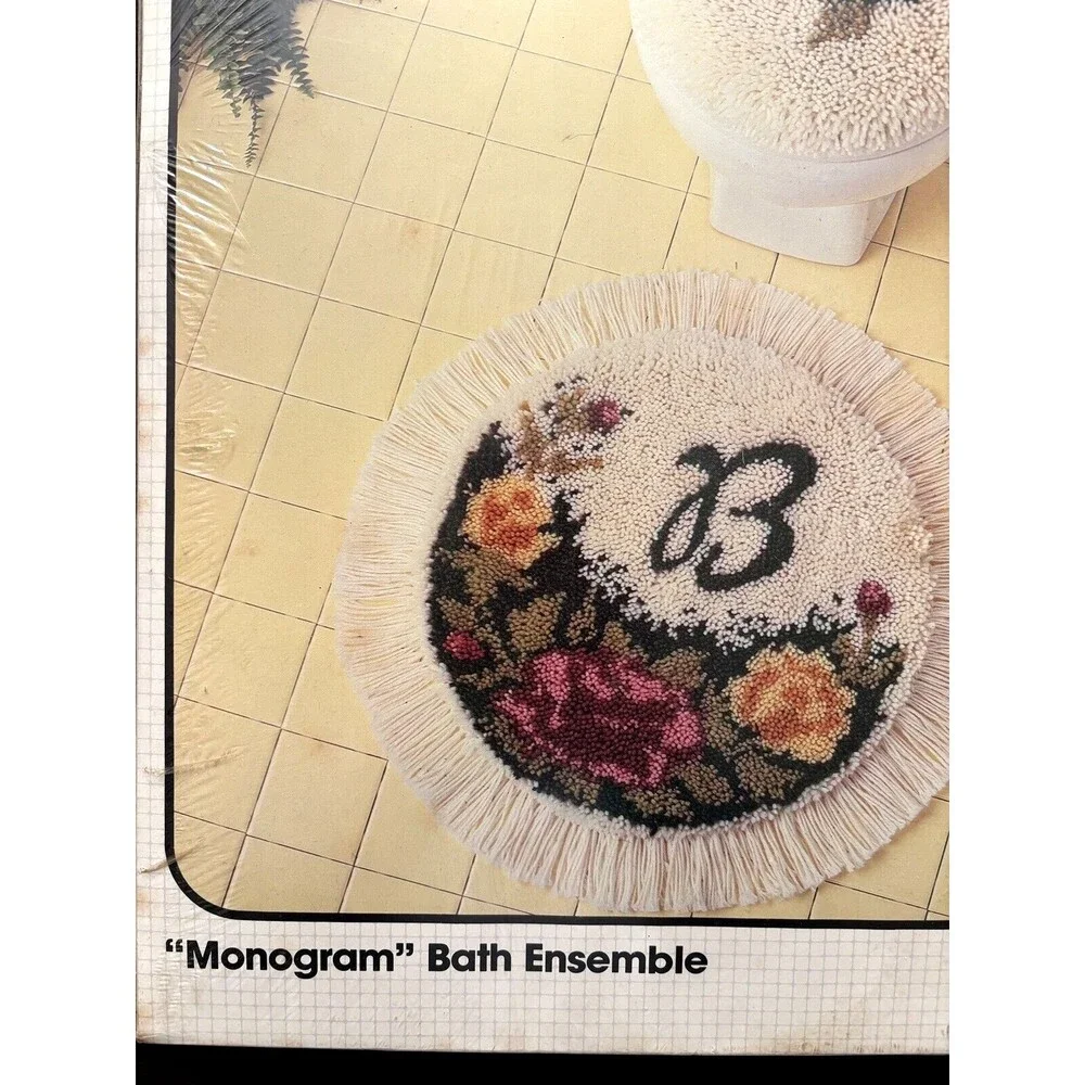 New Vintage Bucilla 13152 Latch Hook Monogram Bath Ensemble Fringe Mat/Lid Cover